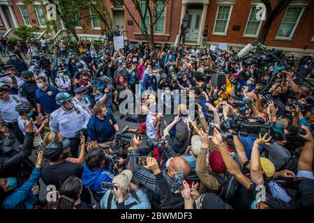 Demonstranten und Polizeibeamte schließen sich den Händen und beugen sich als Zeichen der Einheit in der Nähe des Washington Square Park, New York, NY am 1. Juni 2020. Proteste finden im ganzen Land nach dem Tod von George Floyd statt, während in Polizeigewahrsam in Minneapolis von einem Zuschauer gefilmt wurde. (Foto von Christopher Lazzaro/Alive Coverage/Sipa USA) Stockfoto