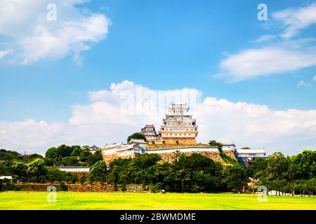 Himeji, Japan. Ein Blick auf den alten weißen Hügel Himeji Castle in Himeji, Japan, an einem sonnigen Tag mit einem bewölkten Himmel. Stockfoto