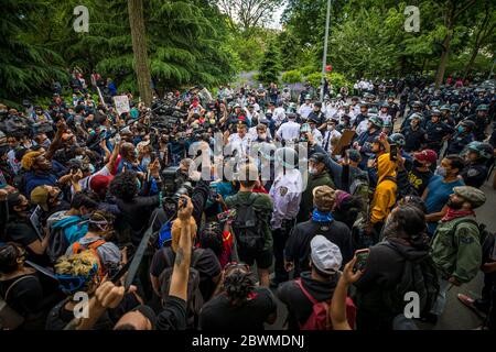 New York, USA. Juni 2020. Demonstranten und Polizeibeamte schließen sich den Händen und beugen sich als Zeichen der Einheit in der Nähe des Washington Square Park, New York, NY am 1. Juni 2020. Proteste finden im ganzen Land nach dem Tod von George Floyd statt, während in Polizeigewahrsam in Minneapolis von einem Zuschauer gefilmt wurde. (Foto von Christopher Lazzaro/Alive Coverage/Sipa USA) Quelle: SIPA USA/Alamy Live News Stockfoto