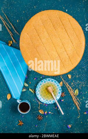 Stehen Sie mit Sirupy Kuchen mit Honig Tropfen aus Honig Dipper Stockfoto