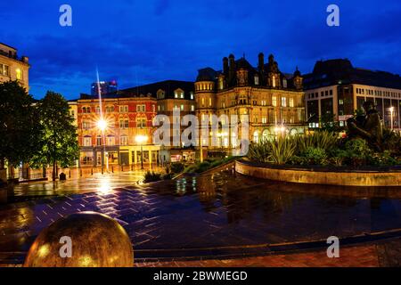 Birmingham, Großbritannien. Victoria Square bei Nacht mit beleuchteten Gebäuden, Cafés, Geschäfte und Hotels in Birmingham, UK. Bewölkt dunkel blauen Himmel Stockfoto