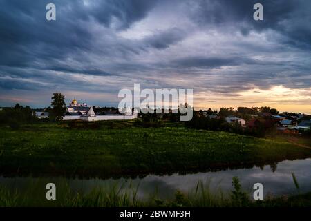 Wladimir, Russland. Luftaufnahme der Fürbitte (pokrowski) Kloster in Wladimir, Russland während eines bewölkten Abend. Golden Tour in Russland Stockfoto