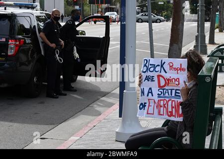 LOS ANGELES, USA. JUNI 01 2020: Eine Frau hält ein Schild vor dem Hauptquartier der Polizeibehörde von Los Angeles während eines Protestes über den Tod von George Floyd am Montag, 1. Juni 2020, im Rathaus von Los Angeles. Proteste wurden in US-Städten über den Tod von Floyd, ein schwarzer Mann, der starb, nachdem er von Minneapolis Polizeibeamten am 25. Mai zurückgehalten. (Foto von IOS/Espa-Images) Quelle: Europäische Sport-Fotoagentur/Alamy Live News Stockfoto