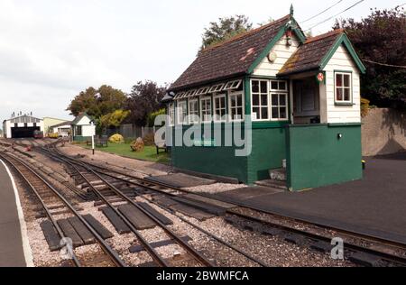 Blick auf die neue Romney Signal Box, Blick in Richtung der Engine Sheds, auf der Romney, Hythe & Dymchurch Railway, Kent Stockfoto