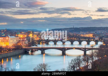 Überblick über die Moldau und die Karlsbrücke und die Brücken von Prag, Tschechien Stockfoto