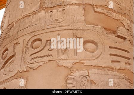 Hieroglypische Schnitzereien an der Wand des alten ägyptischen Karnak-Tempels in Luxor Stockfoto