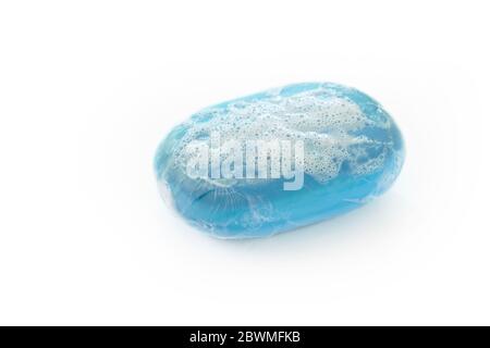 Bar von blauen Seife mit Schaum und Blasen auf einem weißen Hintergrund isoliert, Gesundheits-und Hygienekonzept gegen Corona-Virus-Infektion, Kopierraum, s Stockfoto