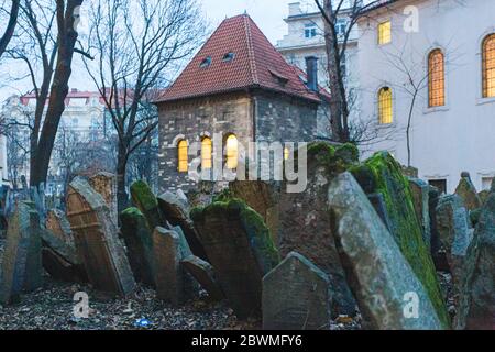 Alter jüdischer Friedhof in Prag Tschechische Republik. Ein wichtiges jüdisches Denkmal und einer der größten Friedhöfe seiner Art Stockfoto