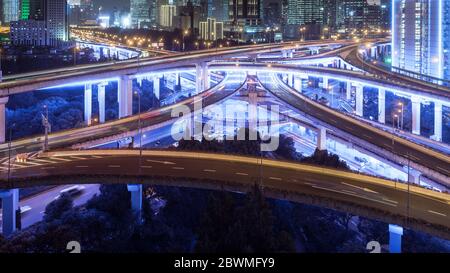 Luftaufnahme von Gebäuden und Verkehr mehrstufige Kreuzung bei Nacht in Shanghai Stadt Stockfoto