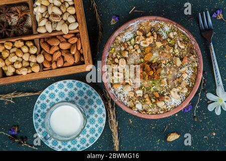 Umm Ali Dessert auf dem Tisch mit Nüssen und Milch Stockfoto