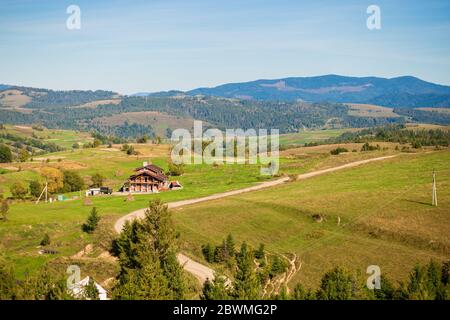 Luftaufnahme Draufsicht auf Wald Holzhaus mit schöner Aussicht auf die Berge Stockfoto