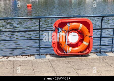 Ein orangener Rettungsgurt, der am Geländer der River Tees in Stockton auf Tees, England, Großbritannien befestigt ist Stockfoto