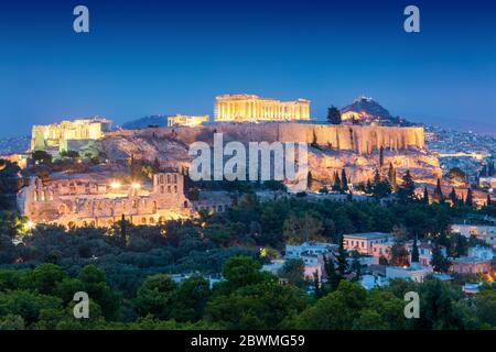 Luftaufnahme der Akropolis HIL mit Parthenon, über der Skyline der Stadt während der blauen Abendstunde in Athen, Griechenland Stockfoto