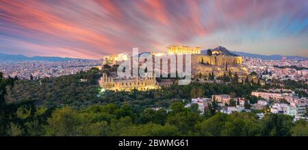 Panorama der Akropolis von Athen, Griechenland, mit dem Parthenon Tempel mit Lichtern während des Sonnenuntergangs. Athen, Griechenland, Europa Stockfoto