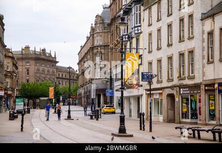 Dundee, Tayside, Schottland, Großbritannien. Juni 2020. UK Wetter: Bewölkt und feucht im Nordosten Schottlands, maximale Temperatur 19 Grad Die Dundee-Öffentlichkeit beginnt in Panik zu verfallen, da weniger Menschen nach draußen wagten, da die schottische Regierung nach Wochenend-Verstößen neue Covid-19-Sperrgesetze einführt. Es gibt einige Hauptgeschäfte im Stadtzentrum, die nur für Schlüsselarbeiter und wichtige Käufer geöffnet sind, aber die Leute müssen soziale Distanz voneinander in fast menschenleerstehender Dundee aufrechterhalten. Quelle: Dundee Photographics/Alamy Live News Stockfoto