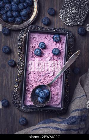 Hausgemachtes Heidelbeer Lavendel Eis. Stockfoto