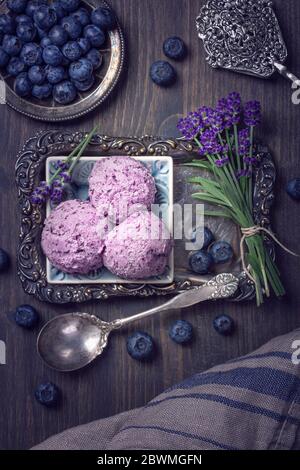 Hausgemachtes Heidelbeer Lavendel Eis. Stockfoto