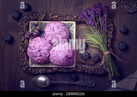 Hausgemachtes Heidelbeer Lavendel Eis. Stockfoto