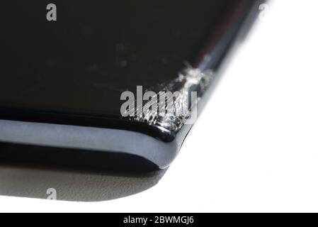 Gebrochene Ecke eines Smartphone gekrümmten Bildschirm. Stockfoto