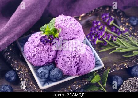 Hausgemachtes Heidelbeer Lavendel Eis. Stockfoto