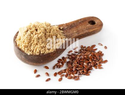 Leinsamenmehl in einem Holzlöffel auf weißem Hintergrund isoliert Stockfoto