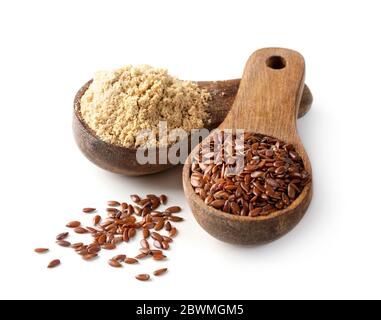 Leinsamenmehl in einem Holzlöffel auf weißem Hintergrund isoliert Stockfoto