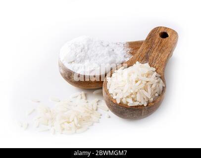 Reismehl in einem Holzlöffel auf weißem Hintergrund isoliert Stockfoto