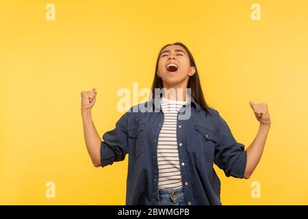 Ich bin Champion! Porträt von begeistert begeisterten Mädchen in Denim-Shirt schreien freudig, extrem glücklich mit triumphal Sieg, erreichte Ziel, zelebrat Stockfoto