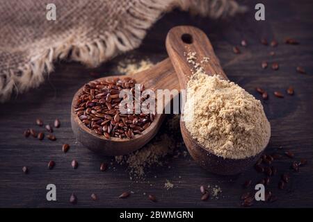 Leinsamenmehl in einem Holzlöffel auf weißem Hintergrund isoliert Stockfoto