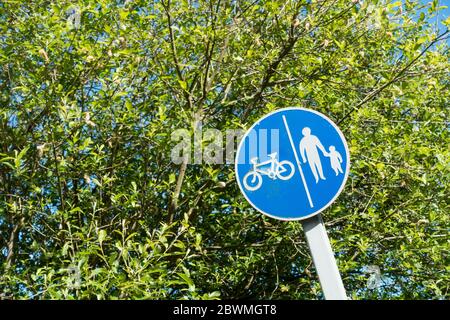 Fußgänger- und Fahrradschild, Großbritannien Stockfoto