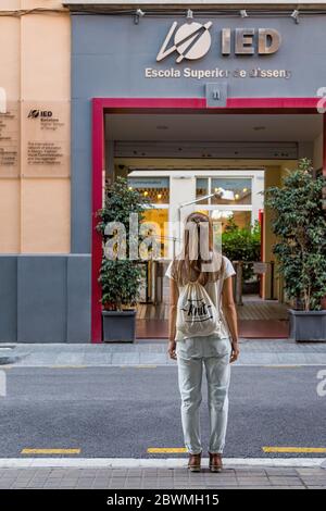 BARCELONA, SPANIEN - 22. SEPTEMBER 2014: Ein Mädchen steht vor dem Eingang der IED High School of Design. Stockfoto