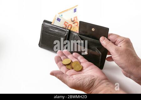 Hände einer älteren Frau mit Geldbörse und ein paar Euro-Münzen und Banknoten, Barscheck in der Wirtschaftskrise durch Coronavirus betroffen, weiß backgr Stockfoto