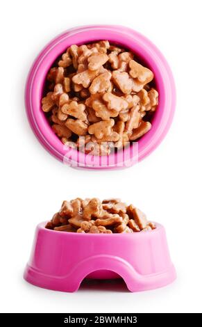 Nasses Katzenfutter in rosa Schale isoliert auf weiß, Clipping Pfad enthalten Stockfoto