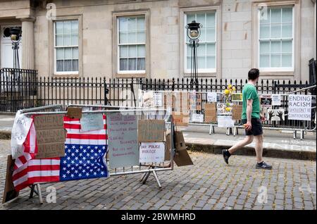 Protestplakate vor dem US-Generalkonsulat in Edinburgh als Reaktion auf die Ermordung von George Floyd durch die Polizei in den USA. Stockfoto