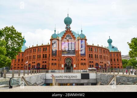 LISSABON, PORTUGAL - 3. JULI 2019:Campo Pequeno Stierkampfarena mit dem Eingang zum unterirdischen Einkaufszentrum in Lissabon, Portugal Stockfoto