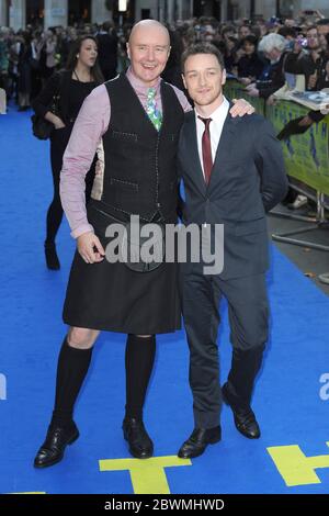 Irvine Welsh und James McAvoy nehmen an der Londoner Premiere von Filth, Odeon West End, London, Teil. 30. September 2013 © Paul Treadway Stockfoto