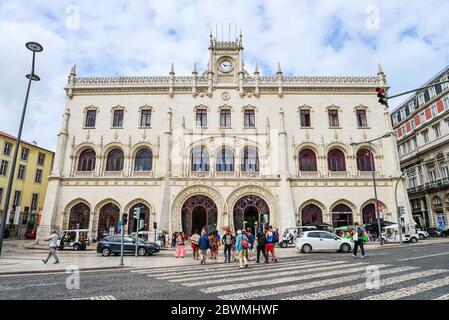 LISSABON, PORTUGAL - 3. JULI 2019: Blick auf das berühmte Wahrzeichen, den Eingang zum Bahnhof Rossio, in Lissabon, Portugal. Stockfoto