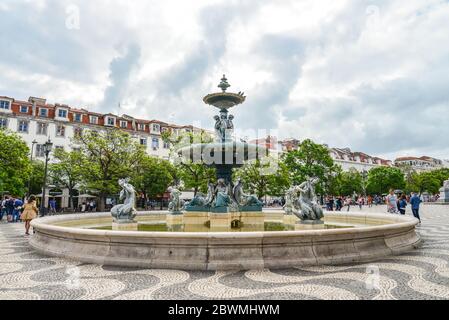 LISSABON, PORTUGAL - 3. JULI 2019: Bronzebrunnen am Rossio Platz in der Innenstadt von Lissabon, Portugal. Stockfoto