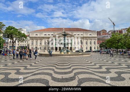 LISSABON, PORTUGAL - 3. JULI 2019: Rossio Platz mit Brunnen im Baixa Viertel in Lissabon, Portugal Stockfoto