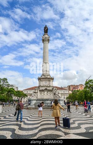 LISSABON, PORTUGAL - 3. JULI 2019: Statue von Dom Pedro IV und Bronzebrunnen am Rossio Platz in der Innenstadt von Lissabon, Portugal. Stockfoto