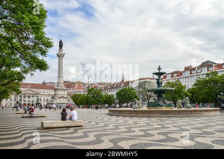 LISSABON, PORTUGAL - 3. JULI 2019: Statue von Dom Pedro IV und Bronzebrunnen am Rossio Platz in der Innenstadt von Lissabon, Portugal. Stockfoto