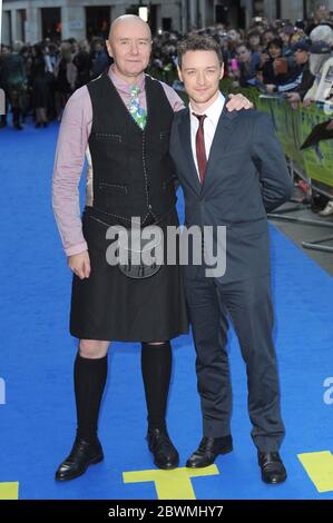 Irvine Welsh und James McAvoy nehmen an der Londoner Premiere von Filth, Odeon West End, London, Teil. 30. September 2013 © Paul Treadway Stockfoto