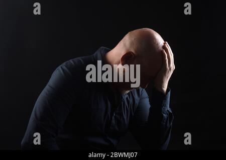 Mann mit Problemen auf schwarzem Hintergrund Stockfoto