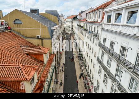 LISSABON, PORTUGAL - 3. JULI 2019: Aurea Straße, Aussicht vom Santa Justa Lift, Lissabon, Portugal Stockfoto
