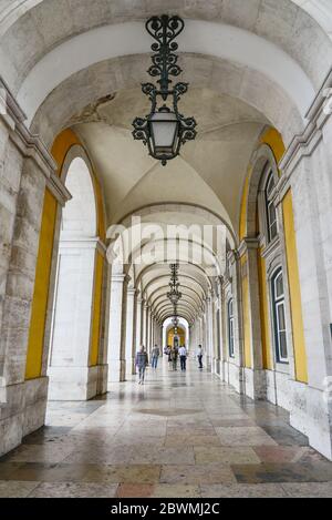 LISSABON, PORTUGAL - 3. JULI 2019: Abstrakte Ansicht des Innenbogens. Detail des Triumphbogens der Augusta-Straße (Arco do Triunfo) in der Stadt Stockfoto