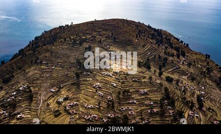 Luftaufnahme auf dem höchsten Punkt der terrassenförmigen Hänge der Insel Taquile am Titicaca-See, Peru Stockfoto