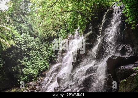 Wunderschöner Wasserfall Kanto Lampo (Air terjun Kanto Lampo) nicht weit von Ubud, Bali, Indonesien Stockfoto