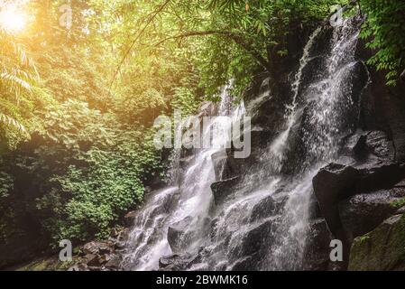 Wunderschöner Wasserfall Kanto Lampo (Air terjun Kanto Lampo) nicht weit von Ubud, Bali, Indonesien Stockfoto