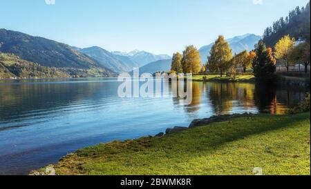 Erstaunliche Landschaft von alpinen See mit kristallklarem grünen Wasser und perfekten blauen Himmel. Panoramablick auf schöne Berglandschaft in den Alpen mit Zell Stockfoto