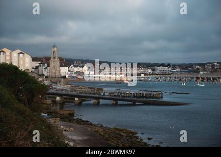 Morgendlicher Blick auf die Stadt im Süden Englands am Ufer einer Meeresbucht mit Pier und Booten. Swanage Bay, Großbritannien Stockfoto